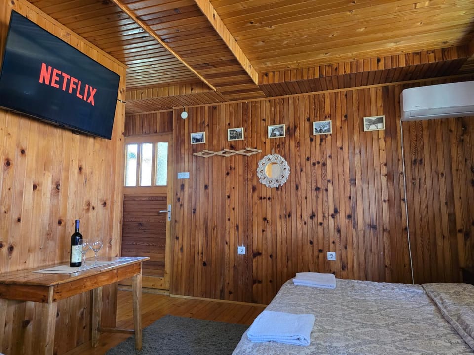 Bed, TV and multimedia, Photo of the whole room, Bedroom, towels