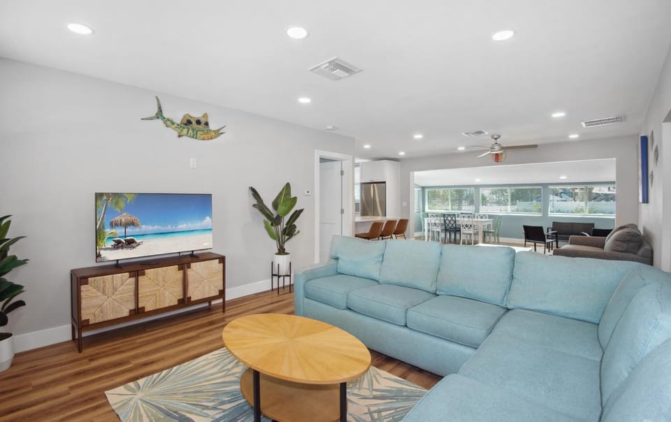 Blue Lizard by Sun Palace Vacations House in Estero Island