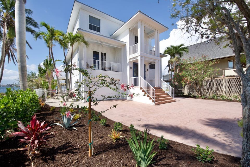 Dock Holiday by Sun Palace Vacations House in Estero Island