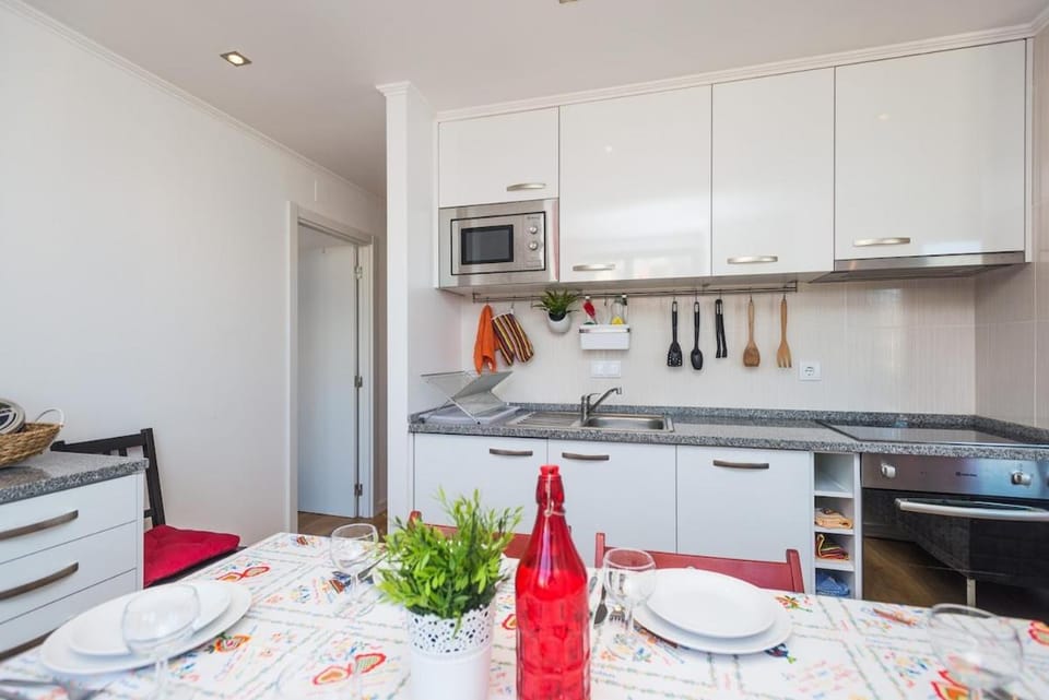 Kitchen or kitchenette, Dining area