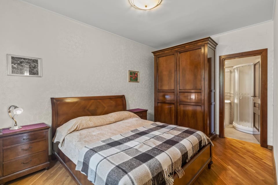 Bed, Bathroom, Photo of the whole room, Bedroom, wardrobe