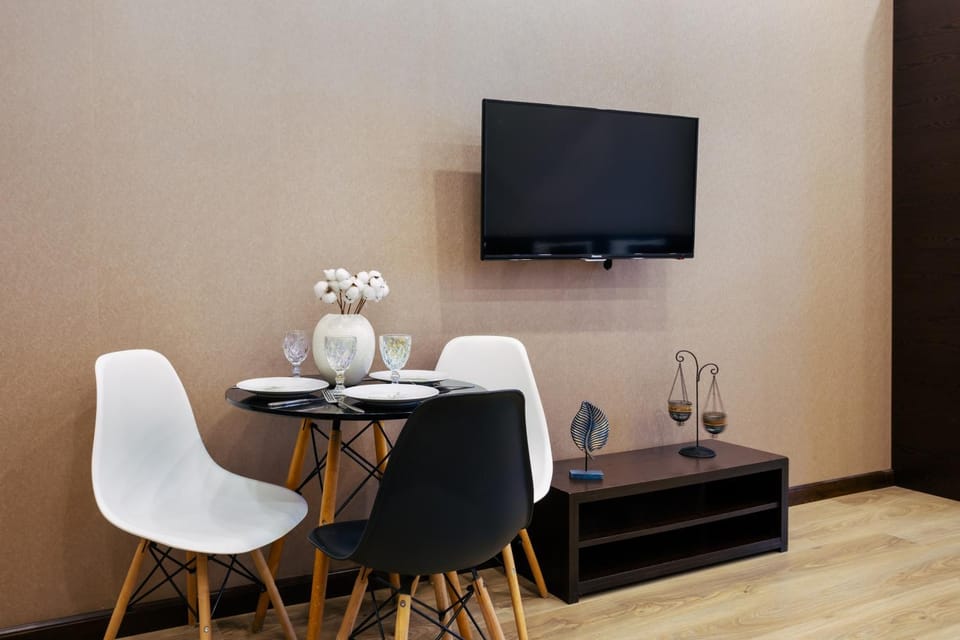 TV and multimedia, Living room, Seating area, Dining area