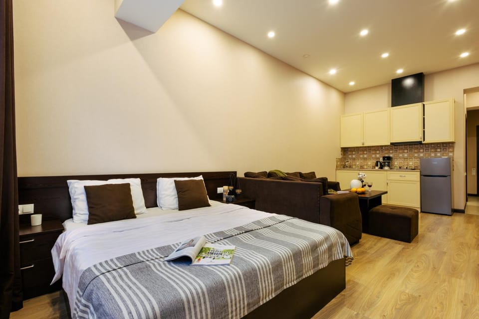 Bed, Photo of the whole room, Seating area, Bedroom
