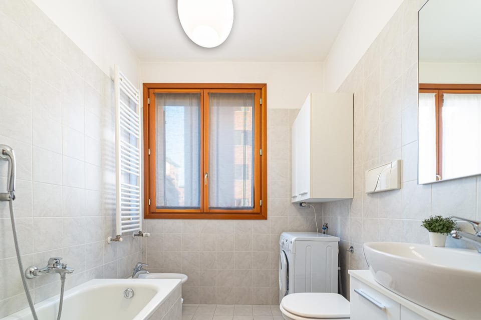 Shower, Toilet, Bathroom, Bath, towels