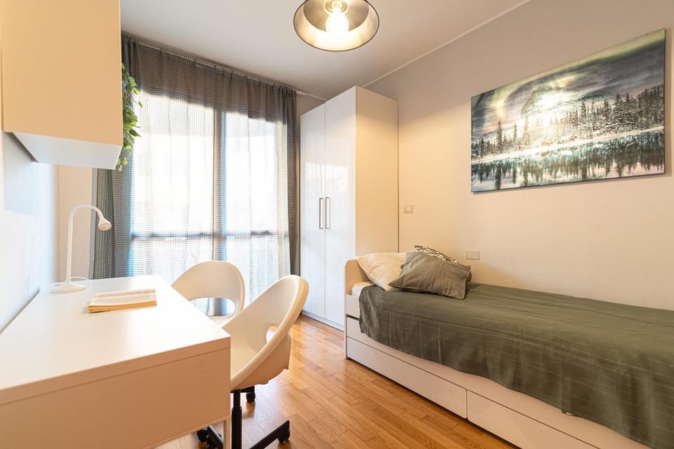 Photo of the whole room, Bedroom