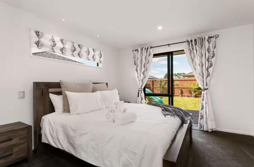 Bed, View (from property/room), Photo of the whole room, Bedroom, towels