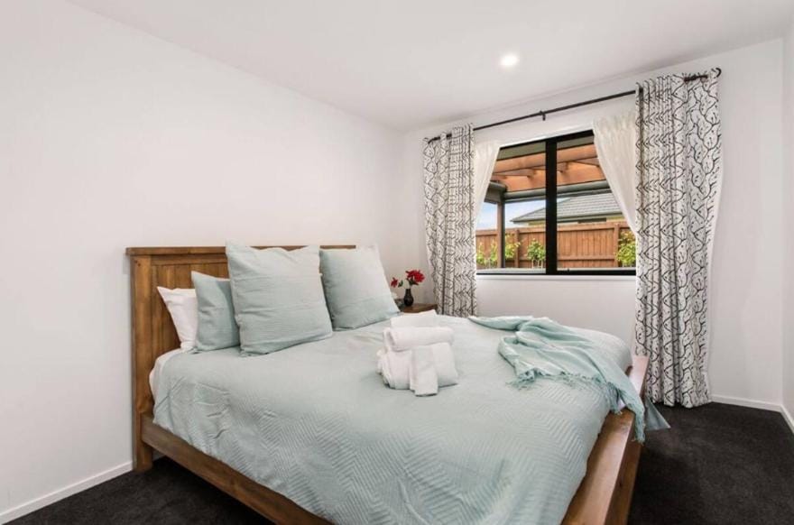 Bed, Photo of the whole room, Bedroom, towels