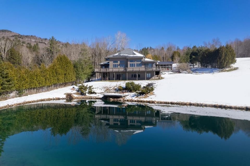 Mountain Top Fresh Pond Hot Tub House in Pittsfield