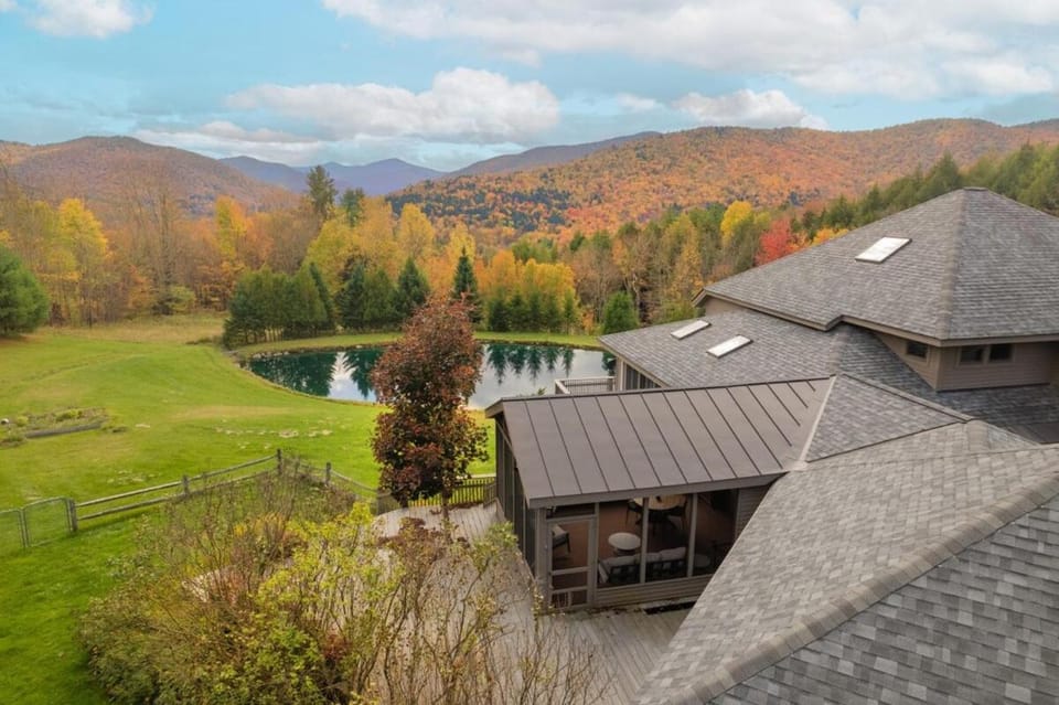 Mountain Top Fresh Pond Hot Tub House in Pittsfield