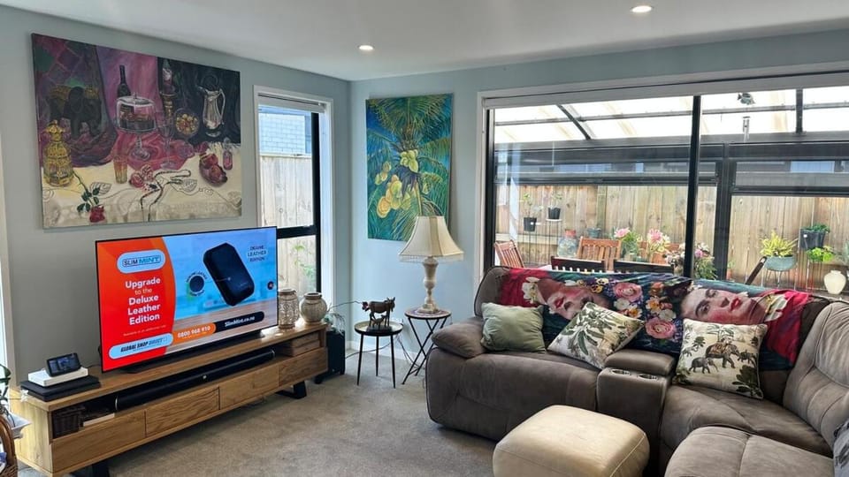 Communal lounge/ TV room, Communal lounge/ TV room, TV and multimedia, Living room, Seating area, Evening entertainment