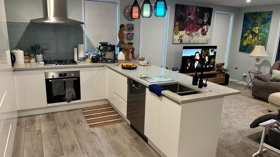 TV and multimedia, Coffee/tea facilities, Kitchen or kitchenette, Kitchen or kitchenette, Living room, Seating area, Dining area, dishwasher, oven, pet friendly, stove, toaster