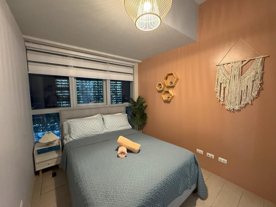 Photo of the whole room, Bedroom, towels