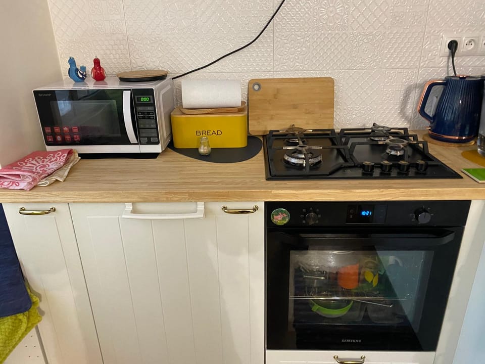 Kitchen or kitchenette, oven, pet friendly, stove, toaster
