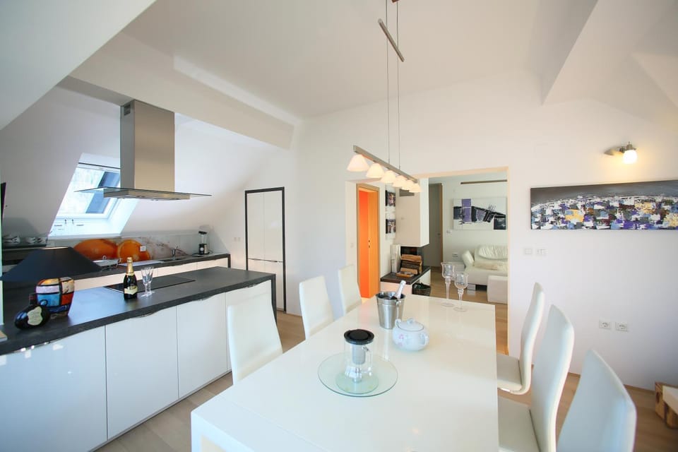Kitchen or kitchenette, Dining area