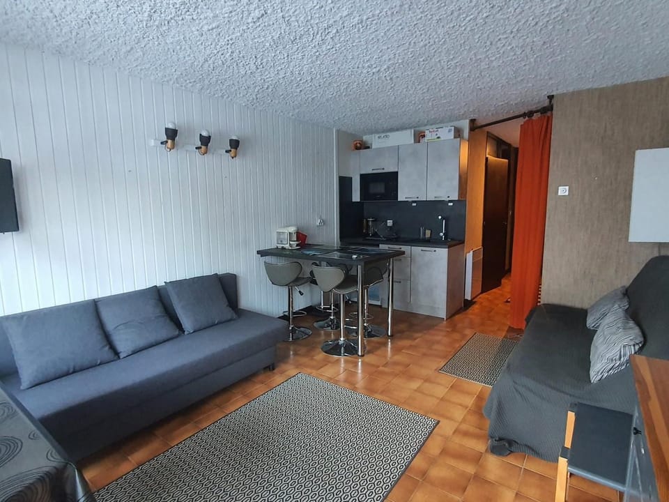 Studio spacieux proche des pistes avec balcon et parking - FR-1-692-111 Apartment in Haute-Savoie