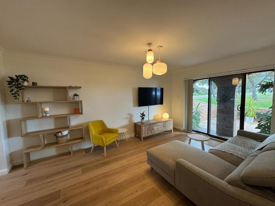 TV and multimedia, Living room, Seating area, Garden view, Lake view
