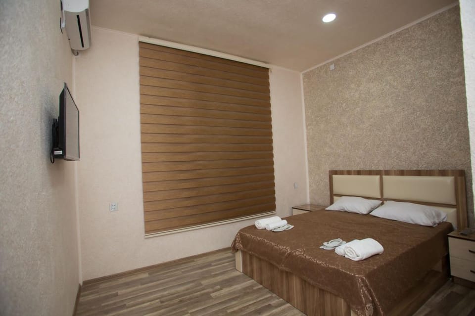 Bed, TV and multimedia, Photo of the whole room, Bedroom, towels