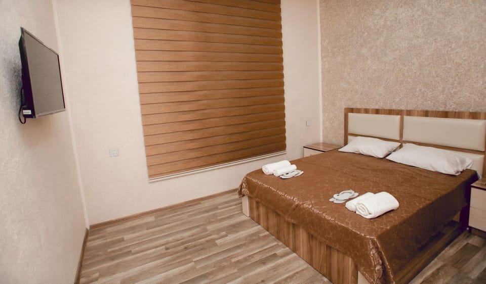 Bed, TV and multimedia, Photo of the whole room, Bedroom, towels