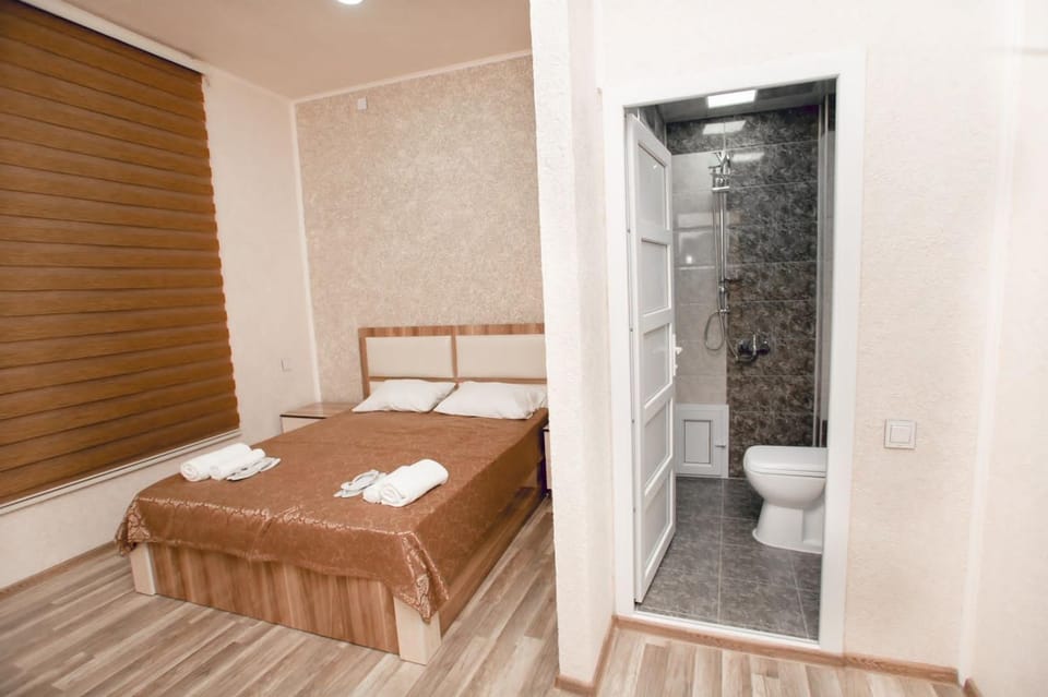 Shower, Toilet, Bed, Photo of the whole room, Bedroom, towels