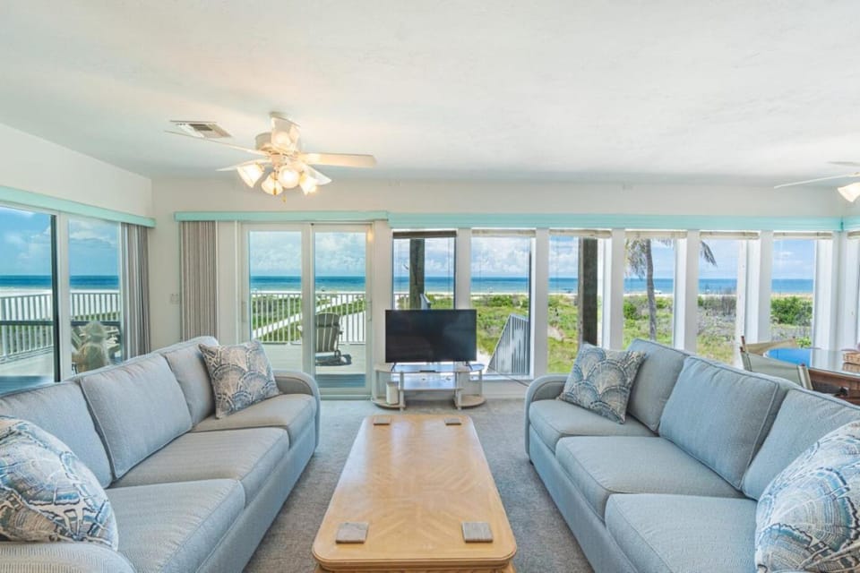 Lone Palm Retreat by Sun Palace Vacations House in Estero Island