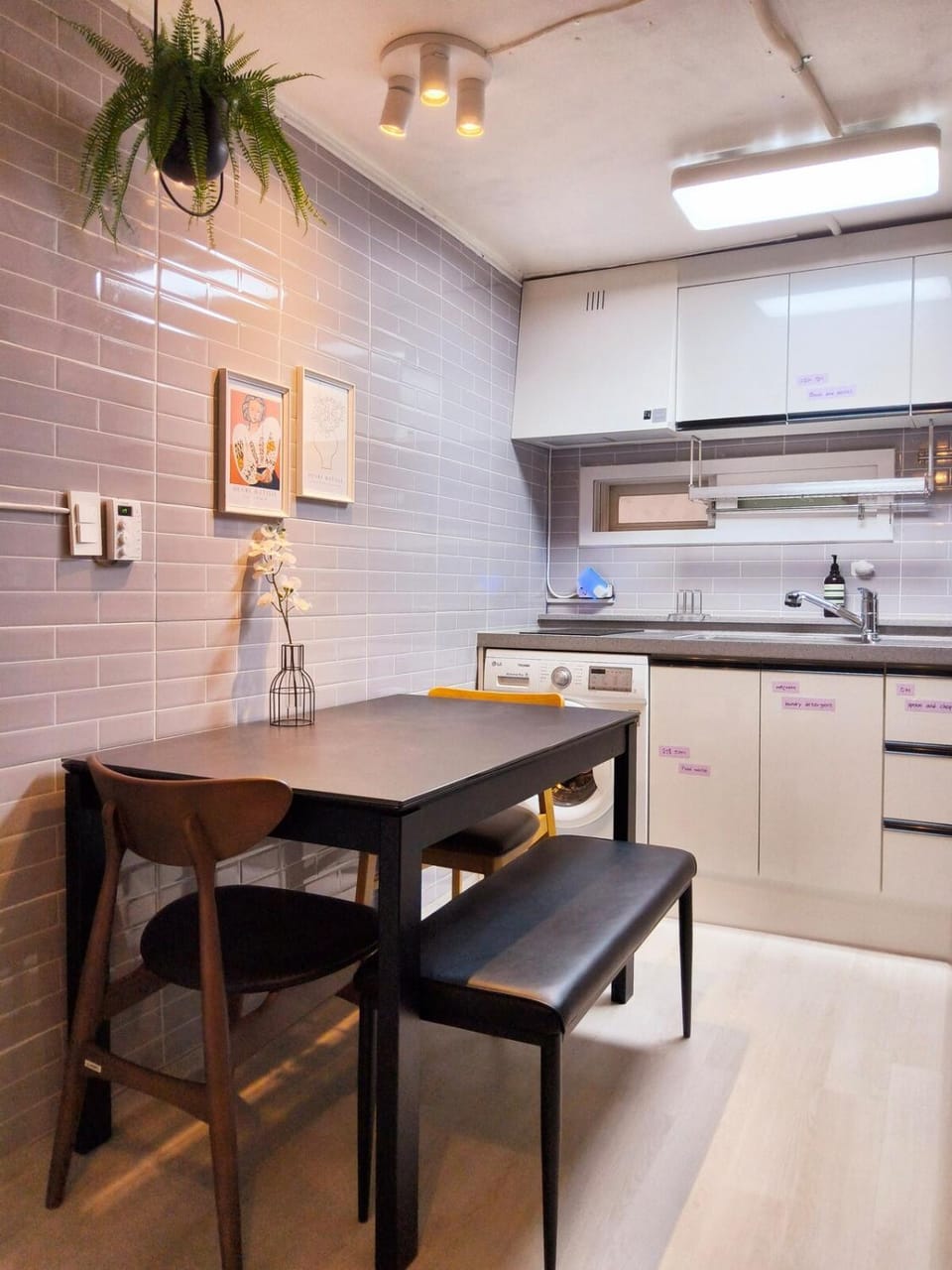 Kitchen or kitchenette, Dining area, stove