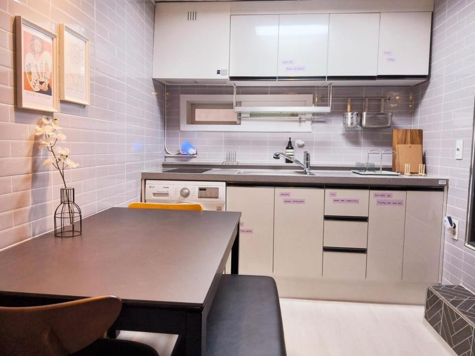 Kitchen or kitchenette, Dining area, stove