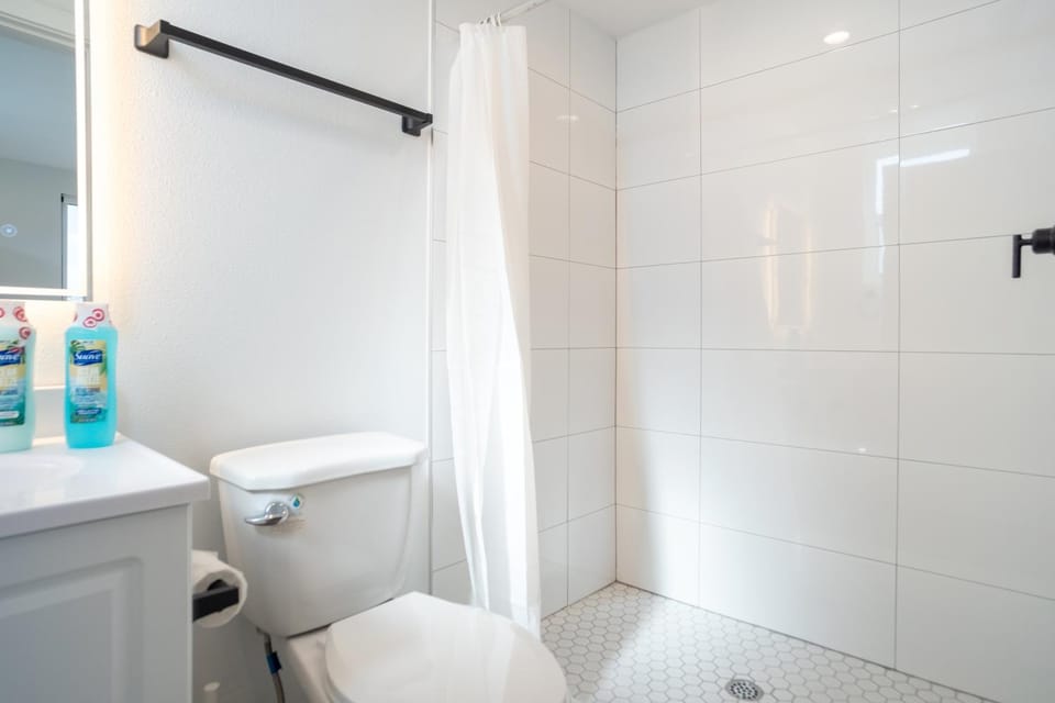 Cozy LA Retreat Near USC Steps to Koreatown & Downtown Bed and Breakfast in Los Angeles