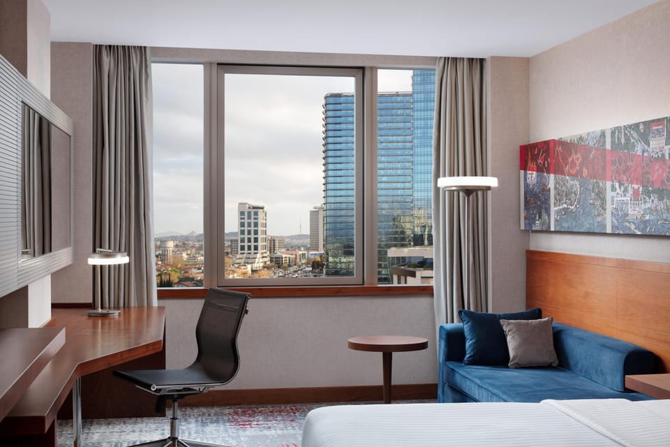 Photo of the whole room, City view
