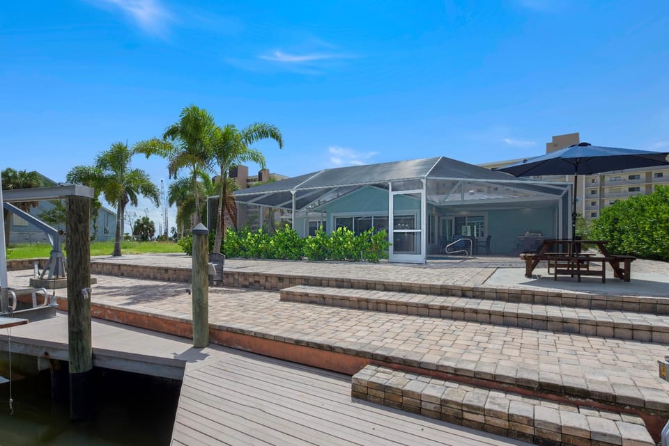 Beach and Bay by Sun Palace Vacations House in Estero Island