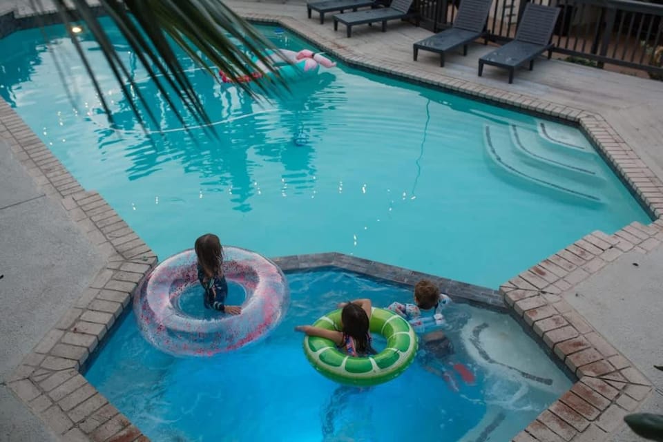 5BR Oasis with Pool, Arcade, Sauna House in Casa De Oro-Mount