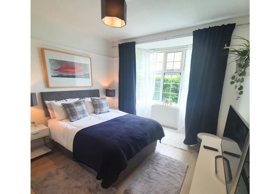 Bed, TV and multimedia, View (from property/room), Bedroom