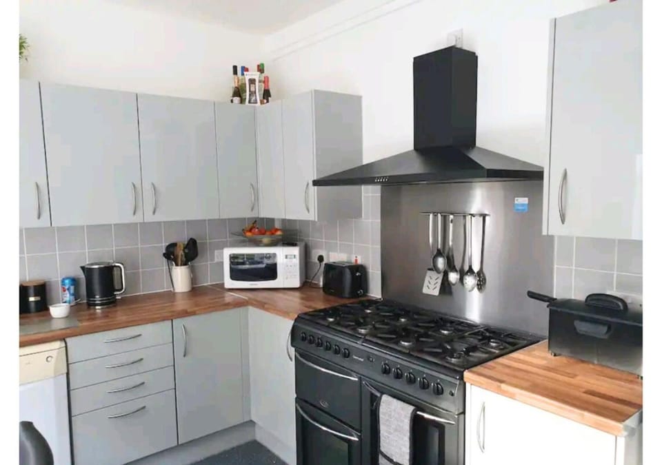 Coffee/tea facilities, dishwasher, microwave, oven, stove, toaster