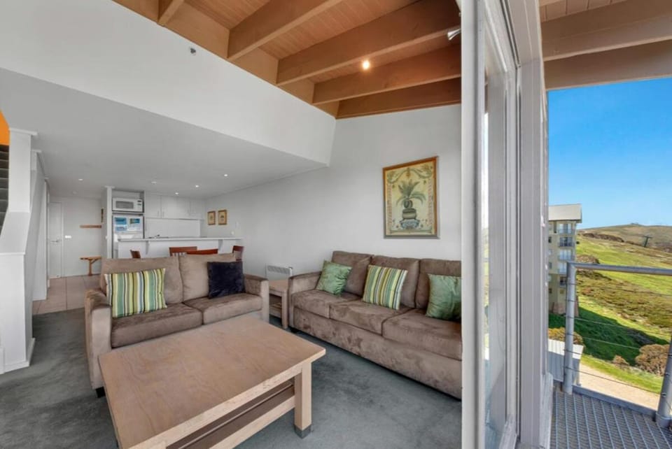 White Crystal 209 Apartment in Hotham Heights