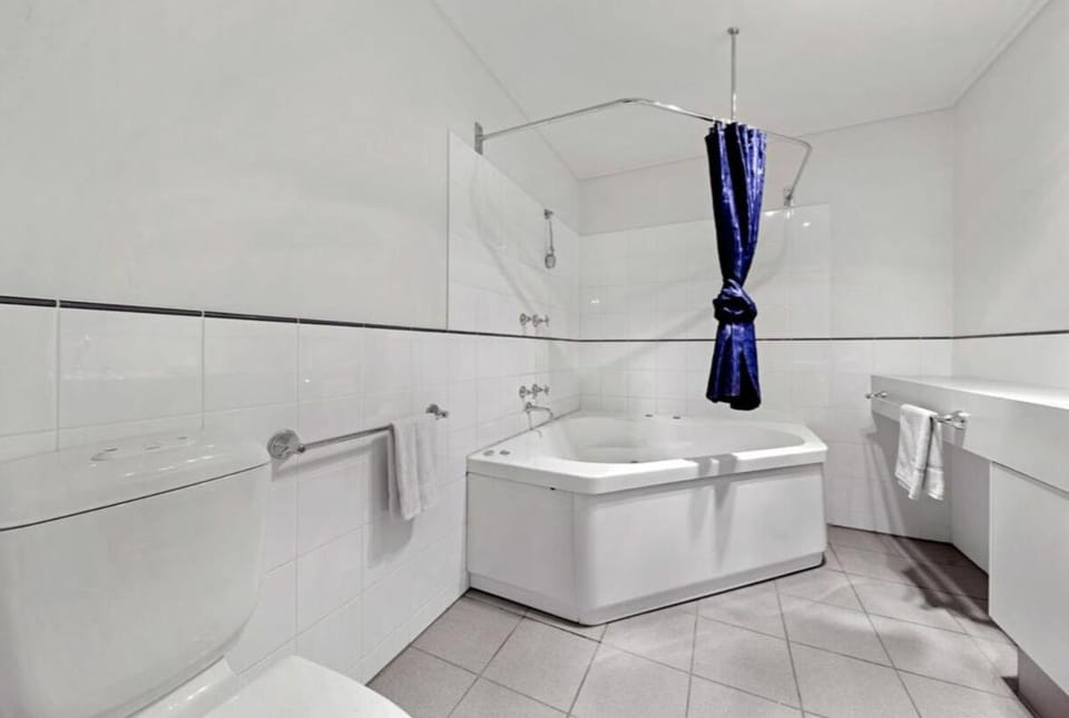 White Crystal 209 Apartment in Hotham Heights