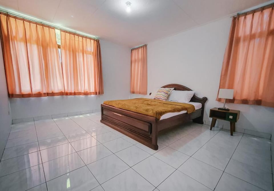 Villa Istana Bunga - The Green Villa 4 Bedroom Villa in Parongpong