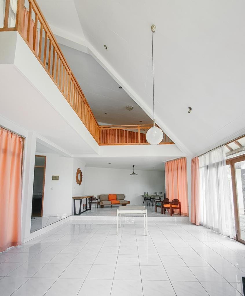 Villa Istana Bunga - The Green Villa 4 Bedroom Villa in Parongpong
