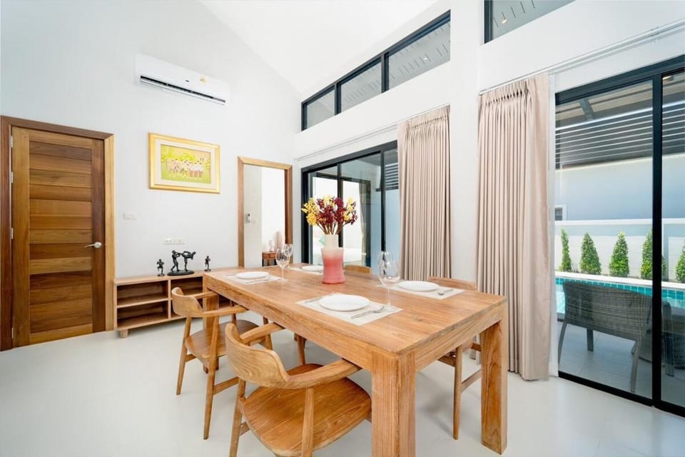 Living room, Seating area, Dining area, air conditioner