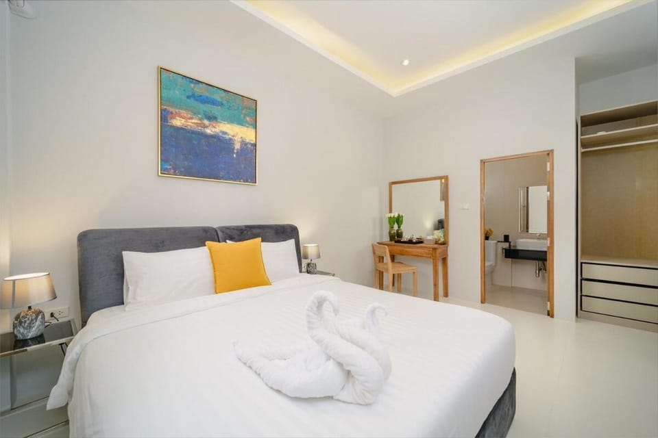 Bed, Photo of the whole room, Bedroom, towels, wardrobe