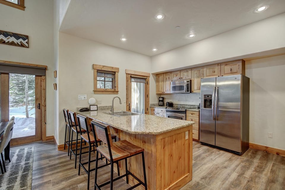 Spacious, Updated Townhome with Private Garage condo Apartment in Breckenridge