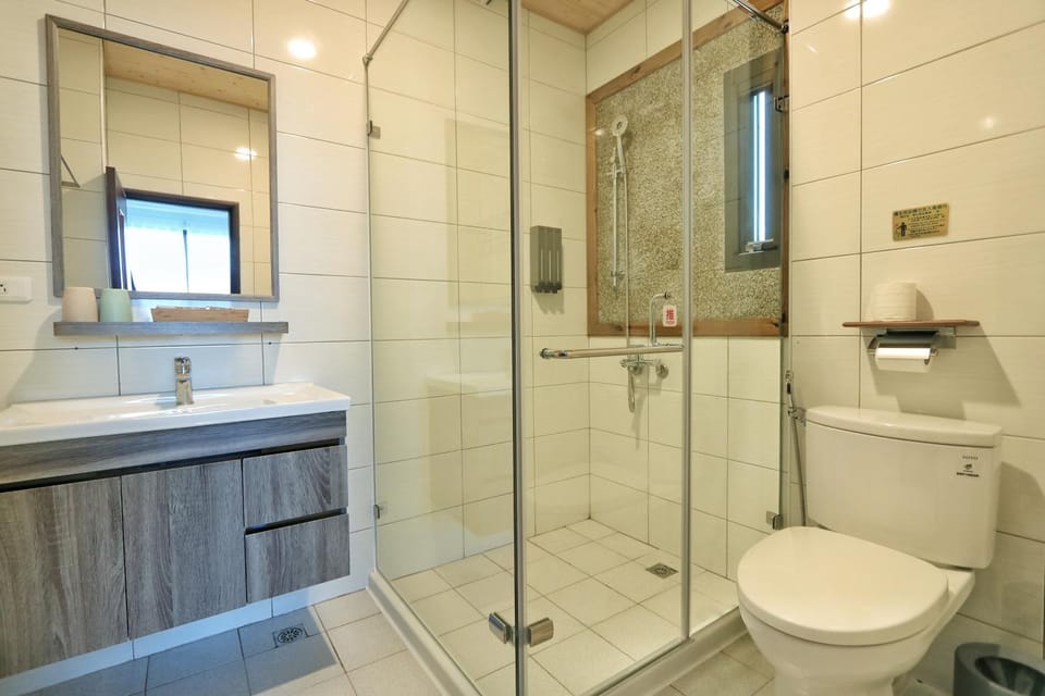 Shower, Toilet, Bathroom, towels