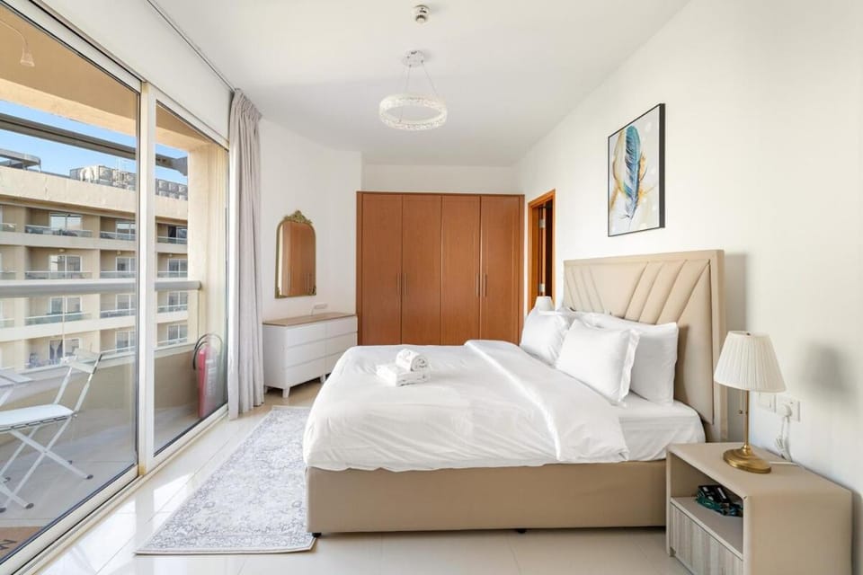 Luxury 1BR with Lake View Near Downtown Balcony and Pool Access Apartment in Dubai