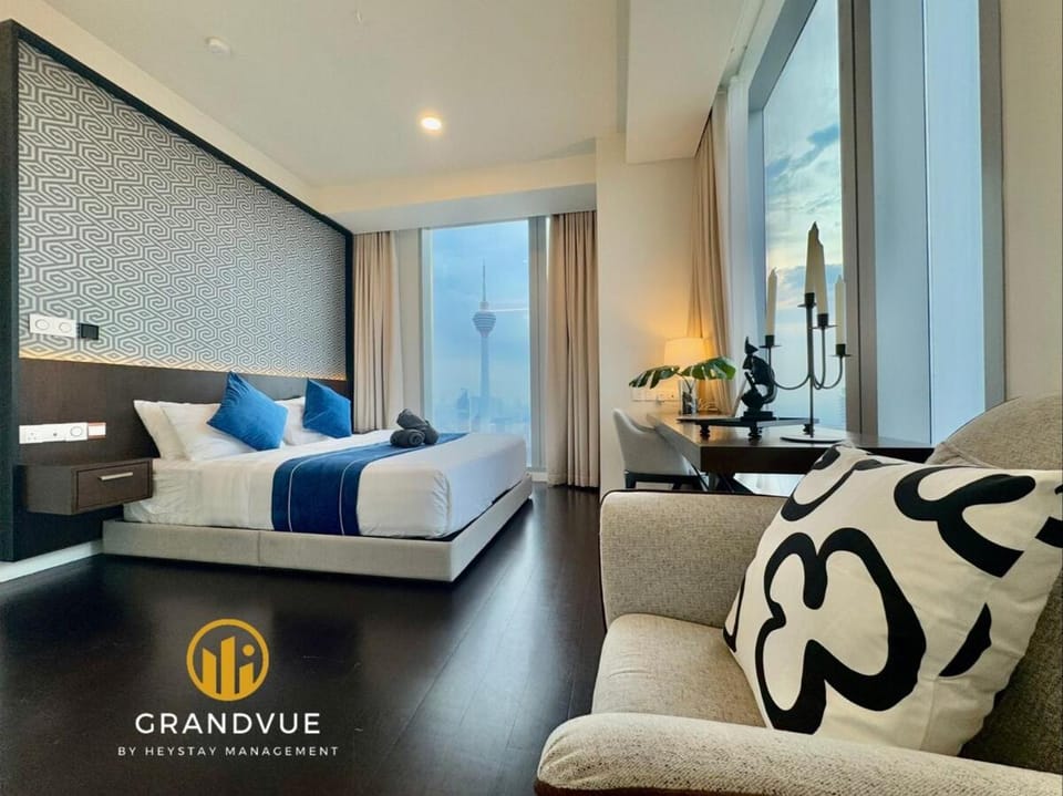 Bed, TV and multimedia, Living room, Photo of the whole room, Seating area, Bedroom