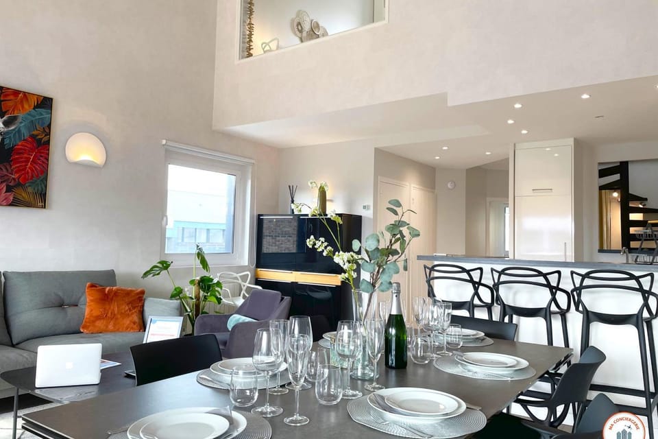 Living room, Dining area