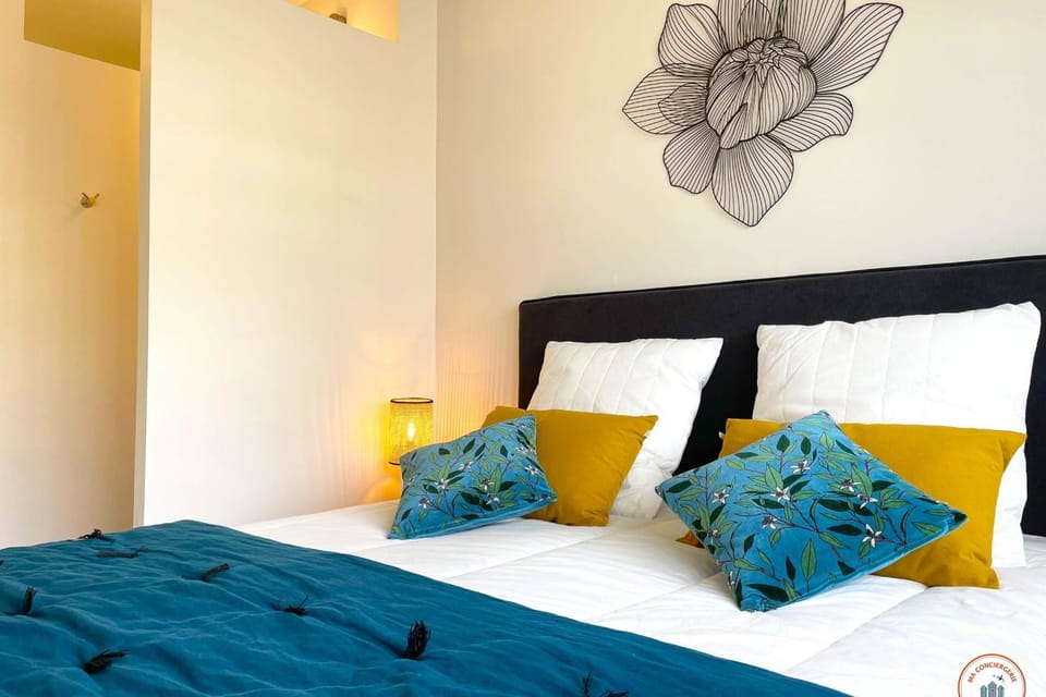 Bed, Photo of the whole room, Bedroom