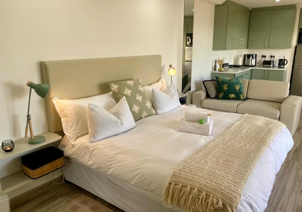 Bed, Seating area