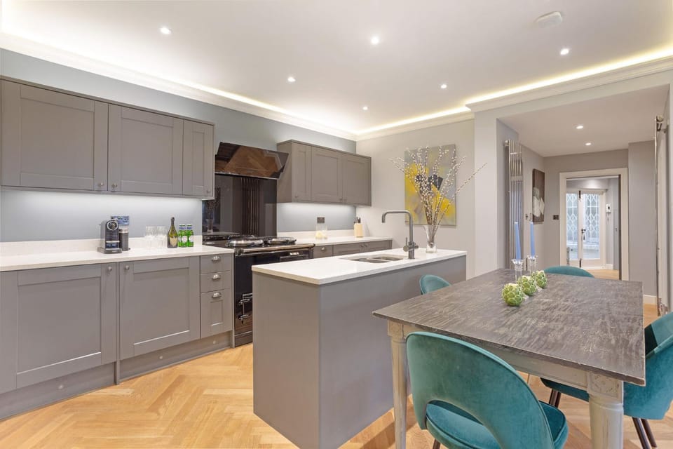 Kitchen or kitchenette, Dining area