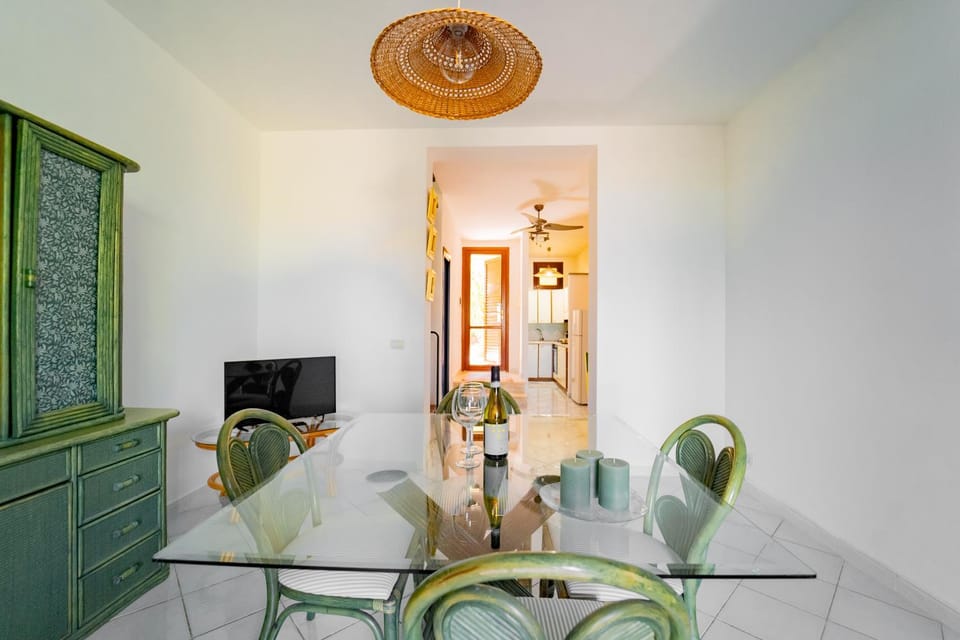 TV and multimedia, Living room, Seating area, Dining area