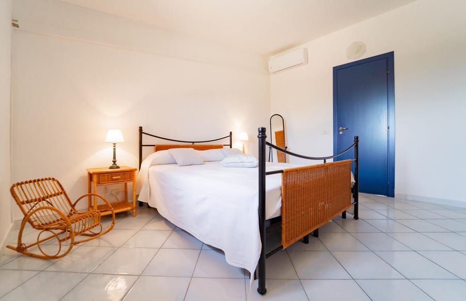 Bed, Photo of the whole room, Bedroom, air conditioner