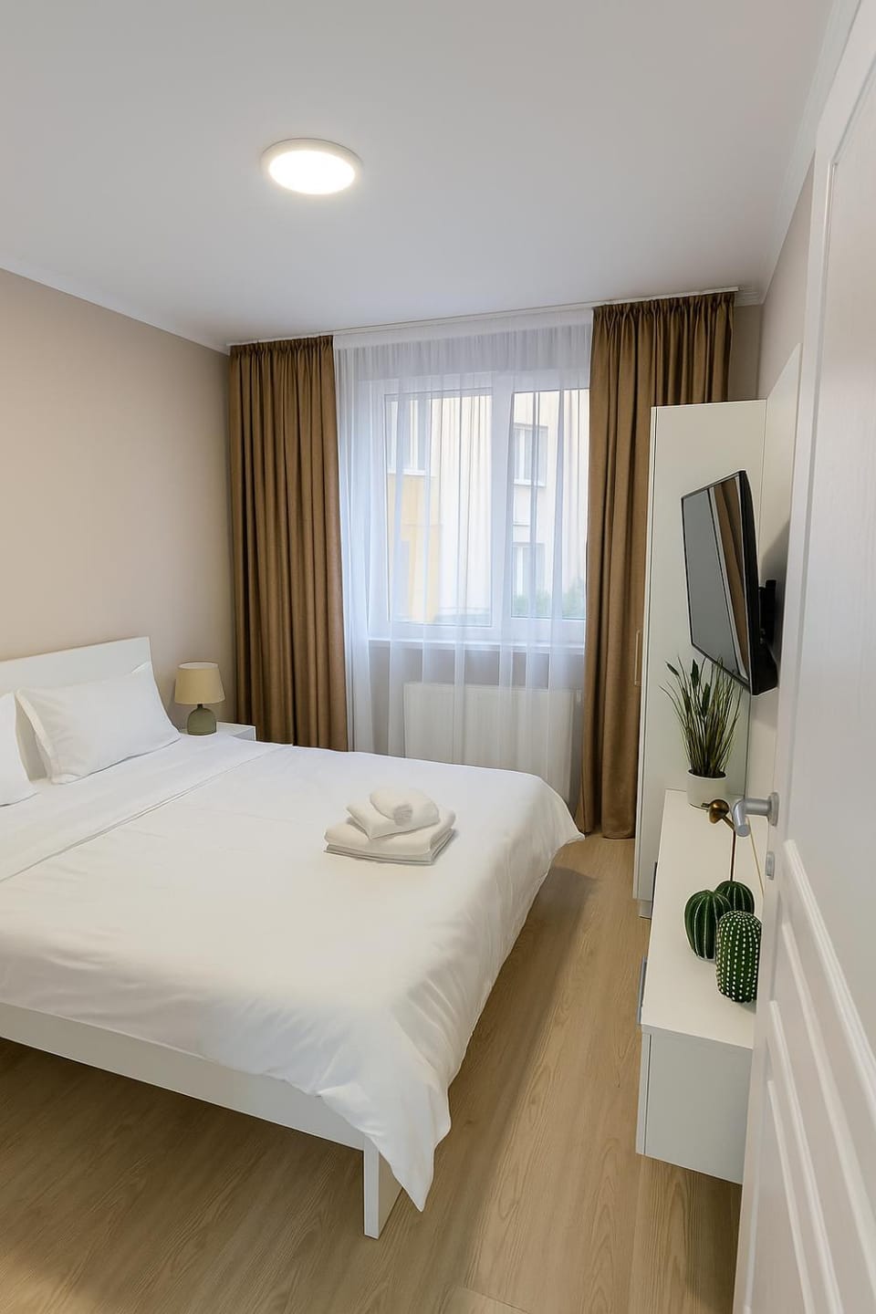 Bed, TV and multimedia, Bedroom, towels