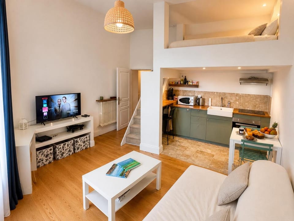 TV and multimedia, Kitchen or kitchenette, Living room, Seating area, Dining area, oven, stove